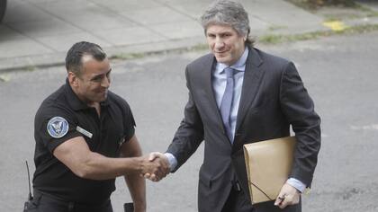 Boudou saluda a un policía al llegar a la audiencia; adentro no la pasó bien