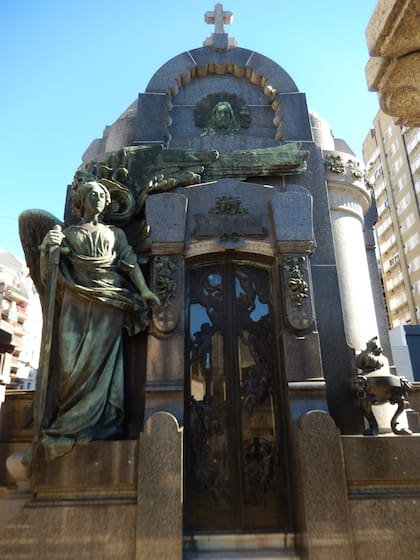 Bóveda Cisnetto Olivera, y la justicia alada de Fontana y Scarabelli