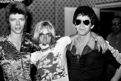 Bowie, Iggy y Reed, en el hotel Dorchester de Londres, 1972. "Eran atrevidos y resultaban amenazadores entonces", dice el fotógrafo