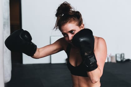Boxeo de sombra, ejercicios de calistenia y salto a la soga son algunas de las ejecuciones que conforman una rutina de box training