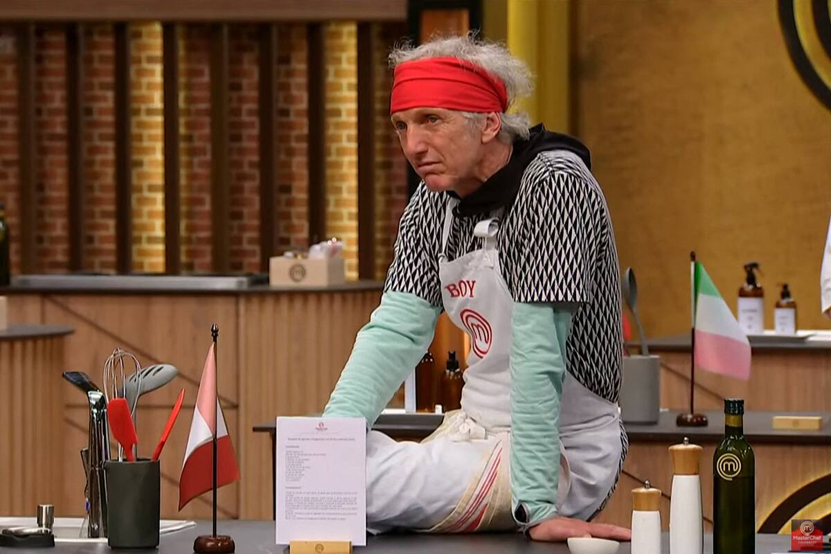 Boy Olmi, espera el resultado sentado sobre su mesada de trabajo.