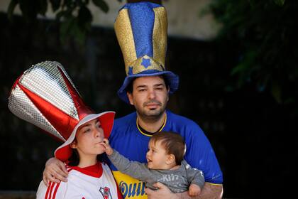 Marina Arbetman y Wenceslao Bonelli intentan que el pequeño Rocco se haga hincha del club de sus amores.