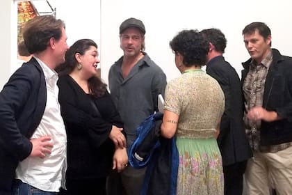 Brad Pitt de frente, conversando con Alia