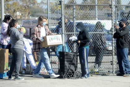 Solidario: Brad Pitt, al volante, reparte alimentos entre personas sin recursos en Los Angeles