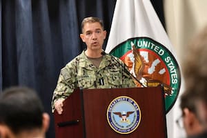 Tras las denuncias por intentos de suicidio, el jefe del Comando Central de EE.UU. visitó el USS Abraham Lincoln
