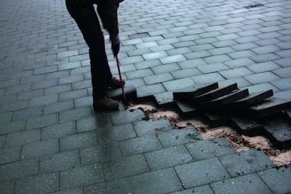 Brad Downey, Unstiching Karl, 2007