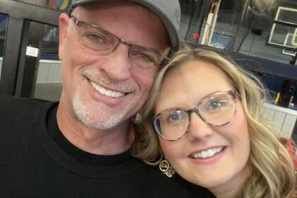 Brad Downs y Chelsea, un hombre de 56 años y una mujer de 34, los protagonistas de esta historia