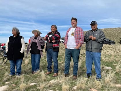 Brad Parry (de camisa blanca) junto a (de izquierda a derecha), Patty Timbimboo-Madsen, Gwen Davis, Rios Pacheco y Brian Parry: historiadores tribales y descendientes de los sobrevivientes de la masacre