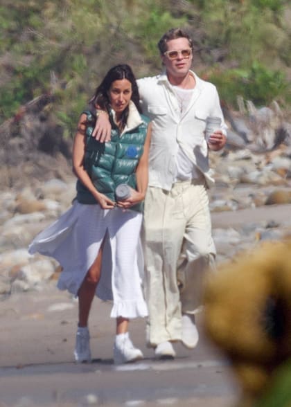 Brad Pitt e Inés De Ramon durante un paseo por la playa