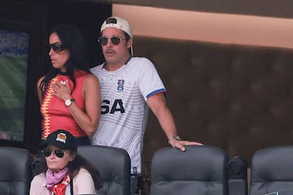 Brad Pitt e Inés de Ramón fueron fotografiados ayer en el partido en el que España eliminó a Bélgica en Los Angeles; Inés, que nació en Estados Unidos pero creció en Europa y tiene vínculos familiares españoles, llevó los colores de España y hasta se pintó la cara