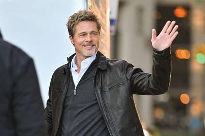 Brad Pitt el 14 de Febrero de 2023: ¿se hizo algo en la cara?  (Photo by James Devaney/GC Images)
