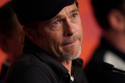 Brad Pitt escucha las preguntas de los periodista sobre el último film de Quentin Tarantino, Había una vez en... Hollywood