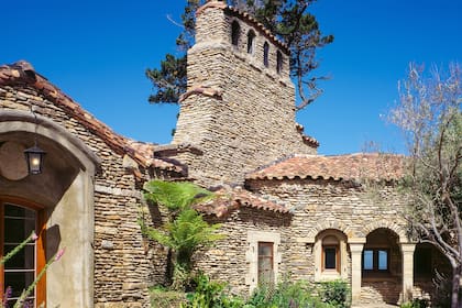 Brad Pitt ha cerrado la compra de una casa centenaria ubicada en un acantilado en "Carmel Highlands" en la costa central de California por un importe de 40 millones de dólares.
