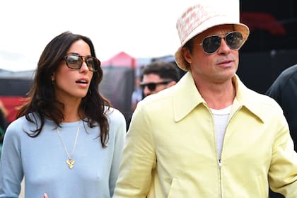 Brad Pitt junto a Inés de Ramón en el Grand Prix británico en julio de 2024