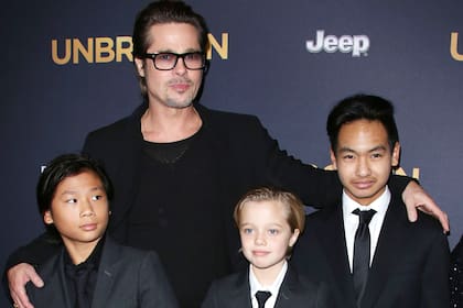 Brad Pitt junto a tres de sus hijos, en 2014 cuando aún estaba junto a Angelina Jolie