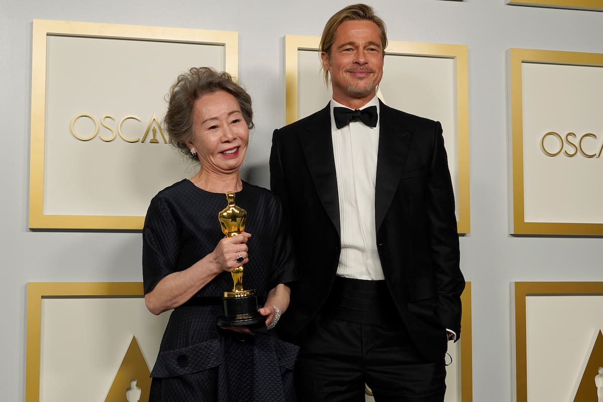 Brad Pitt junto a Yuh-Jung Youn, que se impuso en la categoría de mejor actriz de reparto