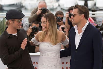 Brad Pitt, Margot Robbie y Leonardo DiCaprio posaron hoy para los cientos de fotógrafos que se dieron cita para esta edición del festival de cine Cannes