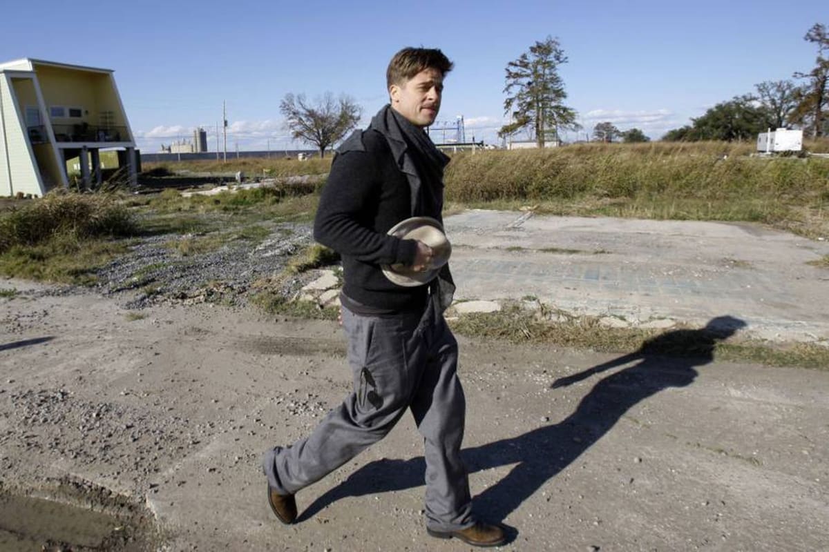 Brad Pitt pasa junto a una de las primeras casas construidas en Nueva Orleans por su Make It Right Foundation en esta foto de 2008