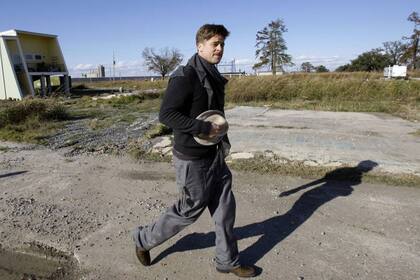 Brad Pitt pasa junto a una de las primeras casas construidas en Nueva Orleans por su Make It Right Foundation en esta foto de 2008
