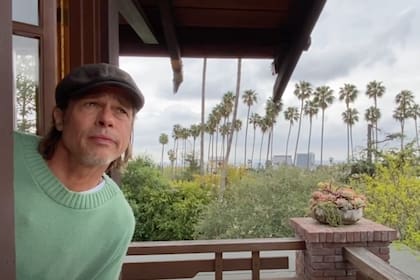 Brad Pitt se convirtió en "el chico del clima" desde su casa