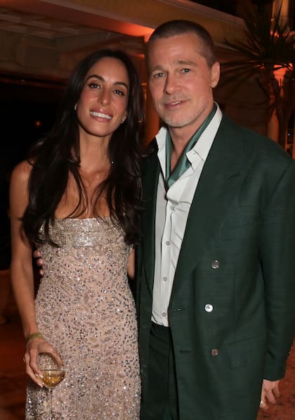 Brad Pitt sigue recorriendo alfombras rojas de la mano de su novia, Inés de Ramón, gracias a F1: la película. El eterno galán de Hollywood estuvo anoche en Londres y para la velada optó por un traje cruzado en verde oscuro de Anderson & Sheppard. La empresaria española, por su parte, levantó un poco más la vara con vestido de Alta Costura de Fendi Primavera 2024