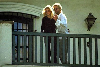 Brad Pitt y su novia de ese momento, la actriz Gwyneth Paltrow, en su estadía en El Cortijo