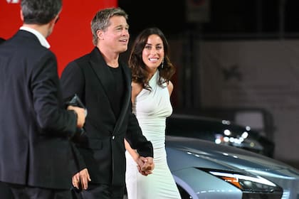 Brad Pitt y su novia, Ines de Ramon, en el Festival de Venecia del 2024