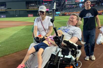 Brad Smith tiene esclerosis lateral amiotrófica (ELA), pero con un chip Neuralink en el cerebro puede pensar frases y enviarlas a una computadora, que las reproduce con su voz