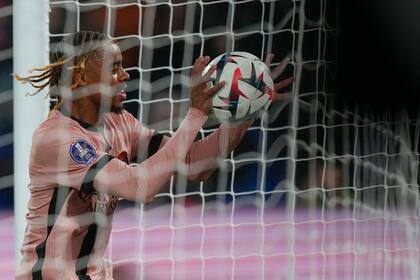Bradley Barcola, del París Saint-Germain, festeja tras conseguir el tercer tanto de su equipo ante Rennes, el viernes 27 de septiembre de 2024 (AP Foto/Thibault Camus)