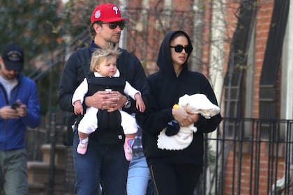 Bradley Cooper e Irina Shayk, de camino a la plaza junto a su pequeña Lea