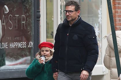 Bradley Cooper paseando por Nueva York con su hija Lea