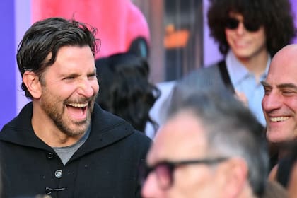 Bradley Cooper y Christopher Meloni se divierten mientras desfilan por la alfombra púrpura