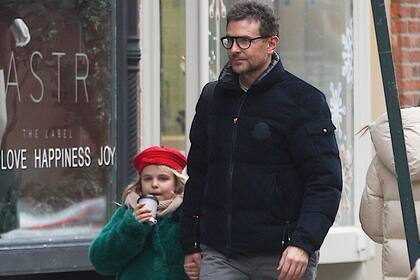 Bradley Cooper y Lea, su hija de seis años, de paseo por Nueva York