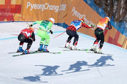 Brady Leman de Canadá compite con Marc Bischofberger de Suiza, Armin Niederer de Suiza y Filip Flisar de Eslovenia