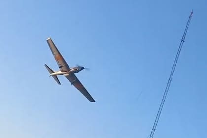 Bragado: el momento en el que una avioneta que realizaba acrobacias choca contra una antena