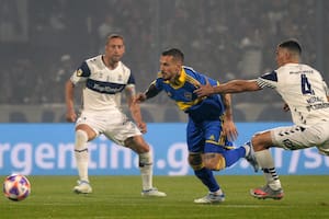Brahian Alemán, Darío Benedetto y Leonardo Morales, en una acción de los 9 minutos que llegaron a jugar Gimnasia y Boca el último jueves, por la Liga Profesional.