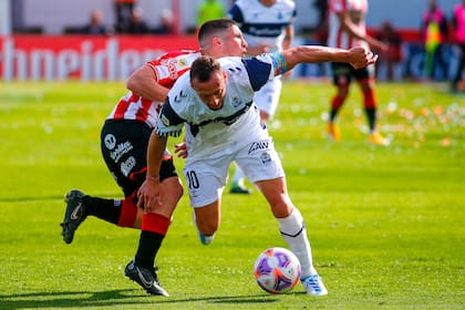 Brahian Alemán y uno de los choques en un partido parejo y cambiante