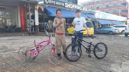Brahian y su gesto de felicidad al tener una bicicleta nueva
Foto: extra.com.py
