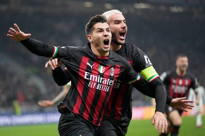 Brahim Díaz (izquierda) festeaja tras anotar el primer gol del AC Milan en el partido contra Tottenham en los octavos de final de la Liga de Campeones, el martes 14 de febrero de 2023. (AP Foto/Luca Bruno)