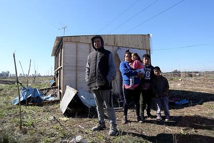 Braian Astrada y su familia compraron un terreno por Facebook, a $40.000, en la zona del Hospital Melchor Romero; en breve serán desalojados, tras una denuncia realizada por el verdadero propietario de la tierra