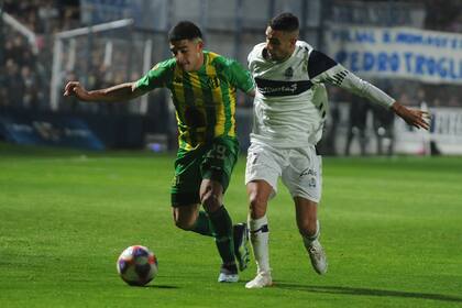 Braian Martínez y Manuel Insaurralde, casi una síntesis de un luchado y poco emocionante cruce entre Aldosivi y Gimnasia en el bosque platense.