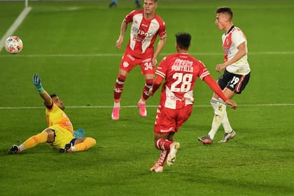 Braian Romero abre el marcador durante el partido que disputan River y Unión: ¿estaba adelantado?