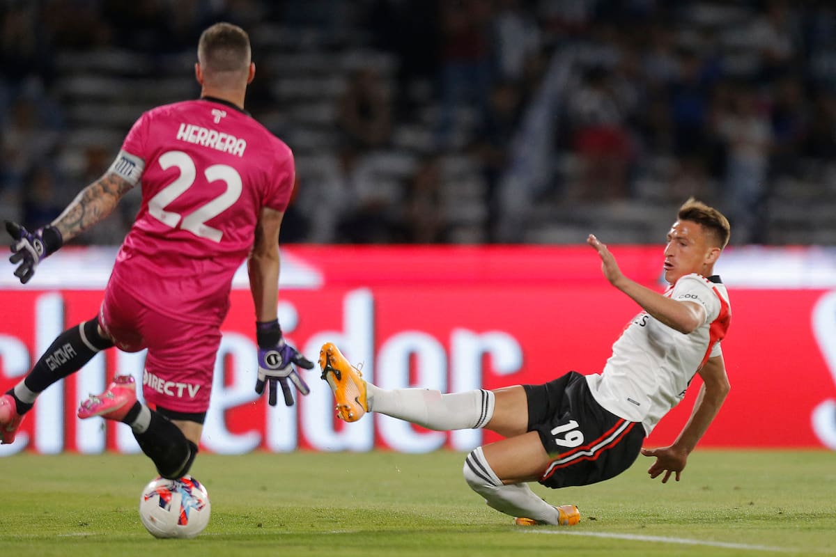 Braian Romero define ante Herrera, arquero de Talleres, en Córdoba; el segundo semestre de 2021, uno de sus grandes momentos en River; hoy perdió terreno
