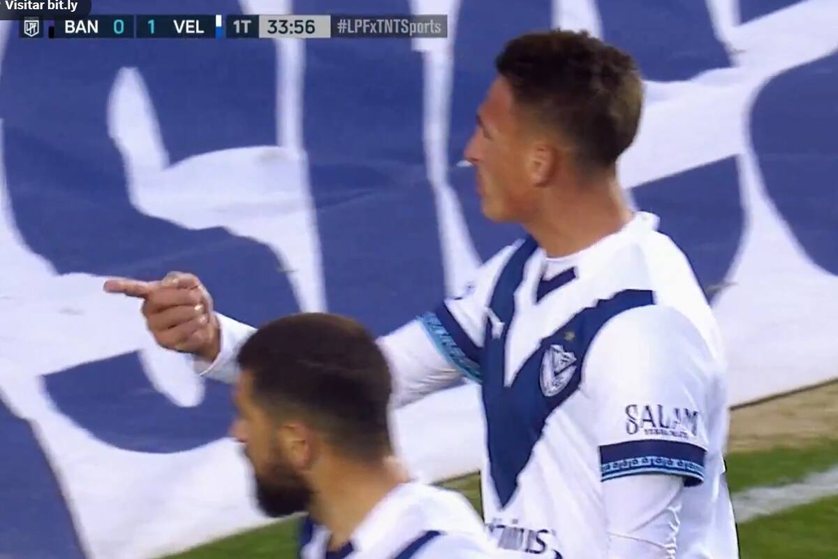 Braian Romero, delantero de Vélez, habla con los hinchas de Banfield en pleno partido, les señala que tienen que alentar a sus jugadores en lugar de insultarlos