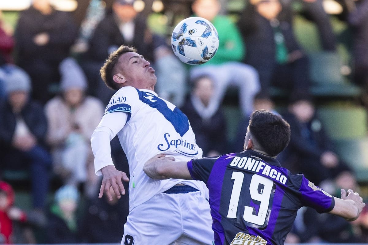Braian Romero domina la pelota ante la marca de Bonifacio; Vélez ganaba por 2-0 ante Banfield, pero no pudo festejar ni quedarse con los tres puntos
