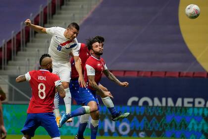 Braian Samudio, de Paraguay, abre el marcador ante Chile, en el partido de la Copa América que se jugó en Brasilia
