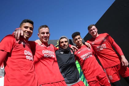 El Chapu, junto con esos chicos que hoy son compañeros en Estudiantes y no habían nacido cuando él debutó en Quilmes