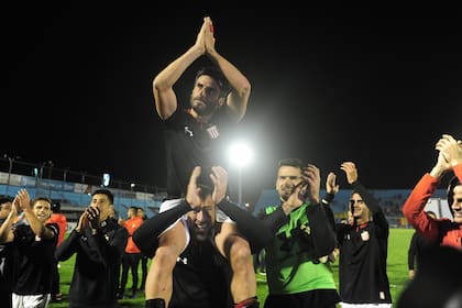 Braña, muy emocionado, recibió una ovación del pueblo pincharrata, luego de su último partido como futbolista profesional