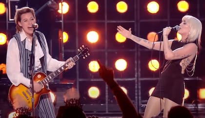 Brandi Carlile y Miley Cyrus interpretaron “The Story” y "The Climb" en el show de la NBC