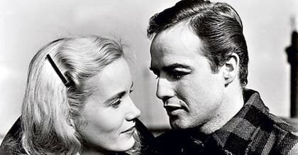 Junto a Marlon Brando en Nido de ratas, película que le dio a Saint su único Oscar